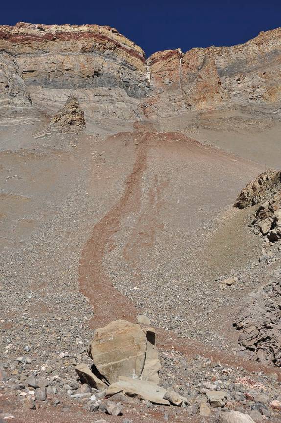 Uma rocha e os rastros de seu deslizamento nas encostas de uma montanha no Parque Provincial Aconcágua, região de Mendoza, no oeste da Argentina